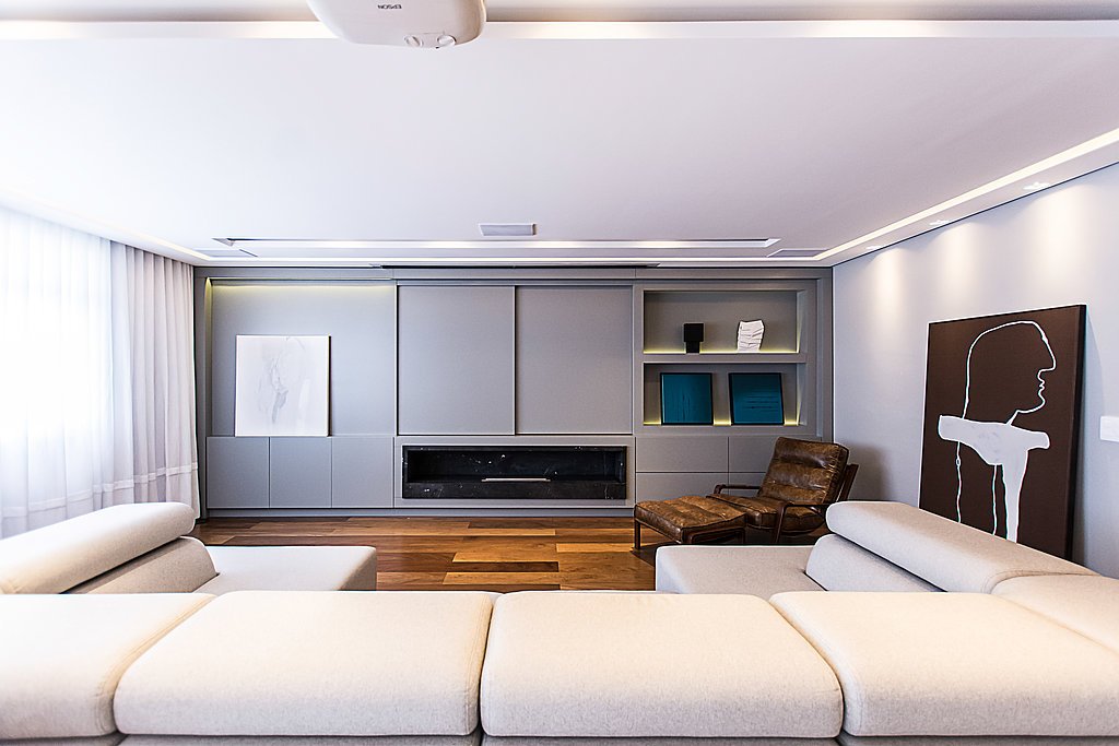 Wohnzimmer mit weißer Couch