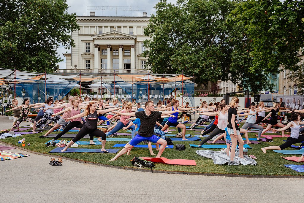 Yoga auf temporär öffentlichem Platz